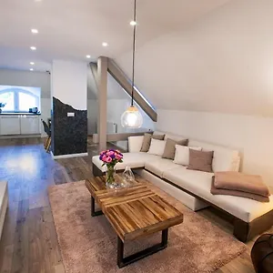 Adele Im Dachgeschoß Einer Stilvollen Apartment Dresden